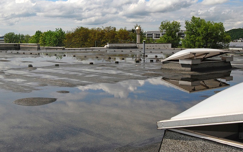Flachdach mit stehendem Wasser als möglichem Schadenshinweis