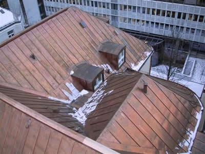Handwerklich ausgeführte Blechdeckung an einem Dach