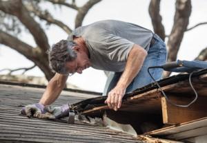 Reparatur von Sturmschäden am Dach