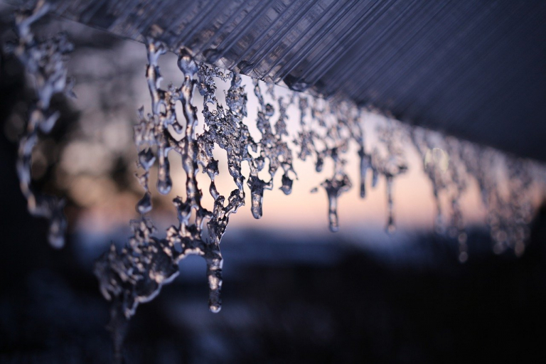 Eiszapfen von Dach